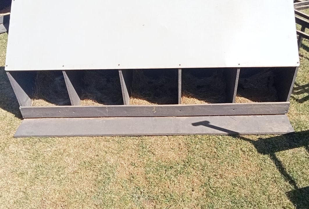 4x Chicken Boxes with Individual Stands
