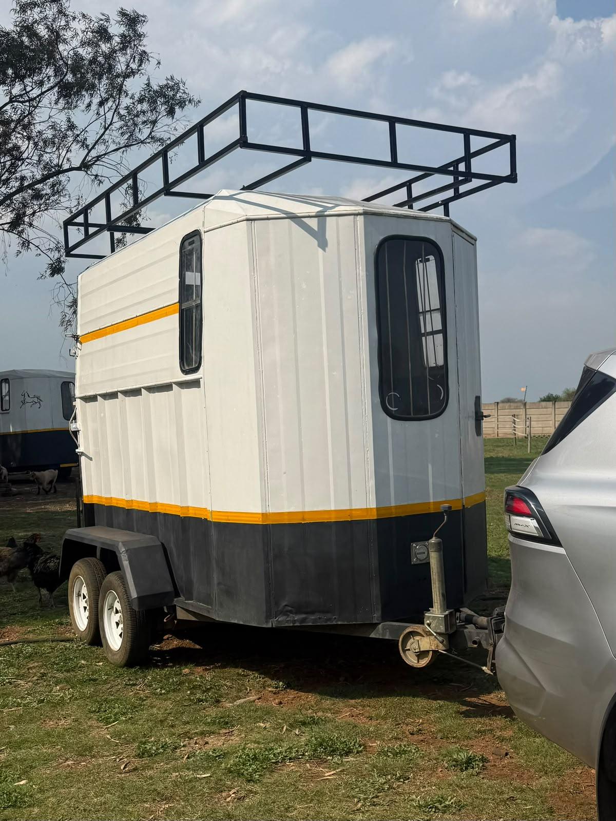 NUTTI HORSE BOX